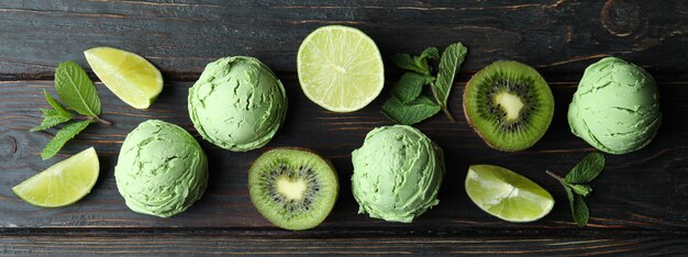 Boules de crème glacée à la menthe et ingrédients sur bois