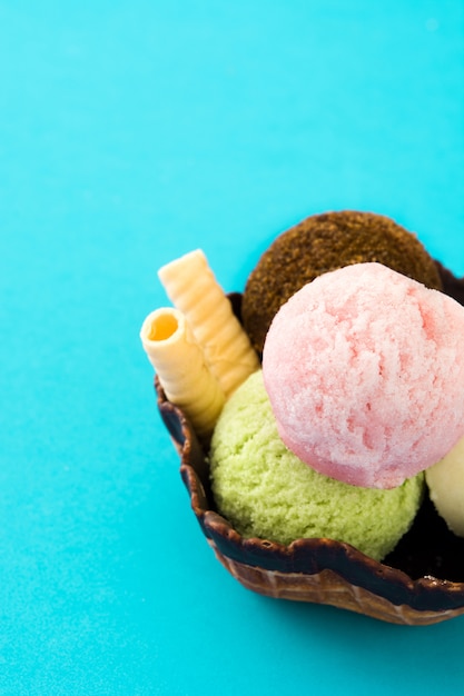 Boules de crème glacée servies dans un panier de gaufres sur bleu