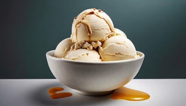 Photo des boules de crème glacée à la vanille avec du sirop de caramel dans un bol.