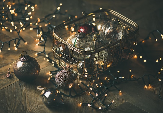 Boules de décoration de jouets de sapin de Noël en boîte et guirlande lumineuse