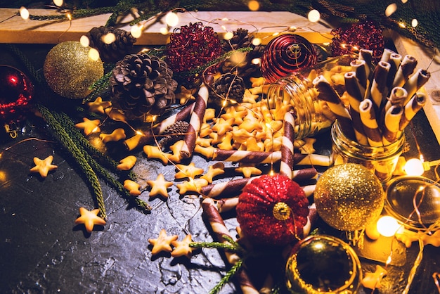 Boules de décoration de Noël avec biscuits et pâtisseries