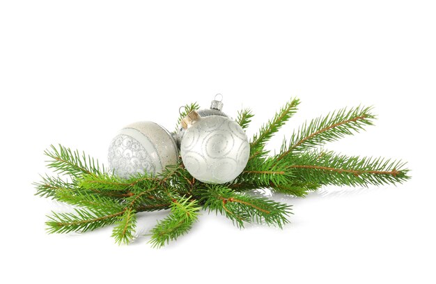 Boules de décoration de Noël avec des branches de sapin sur fond blanc