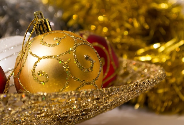 Boules et décoration de Noël dans un plateau en métal doré