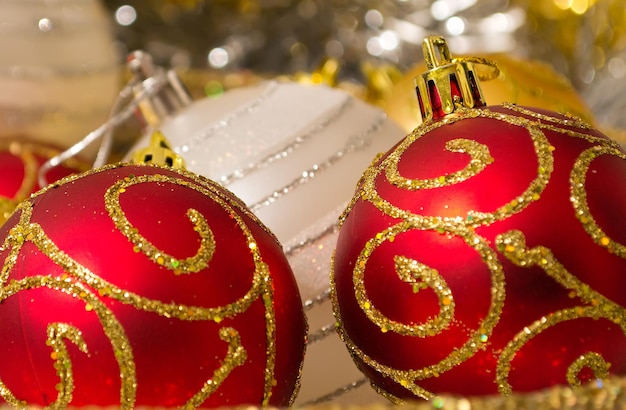 Photo boules et décoration de noël dans un plateau en métal doré