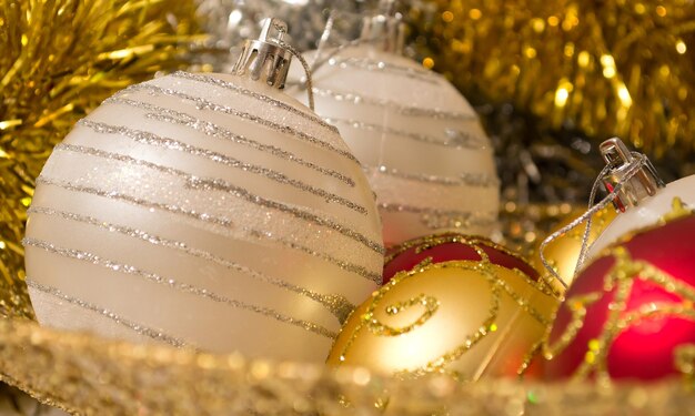 Boules et décoration de Noël dans un plateau en métal doré