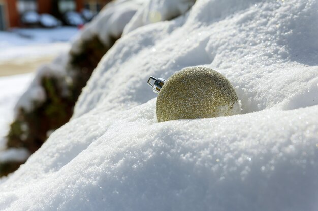 Boules de décoration de Noël sur la neige