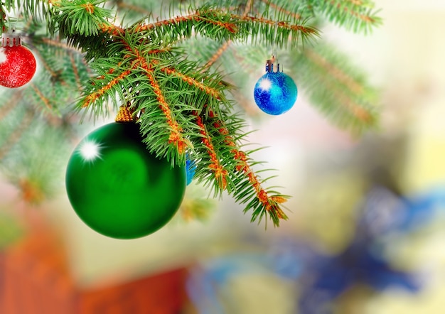 Boules de décoration de Noël et nouvel an sur sapin.