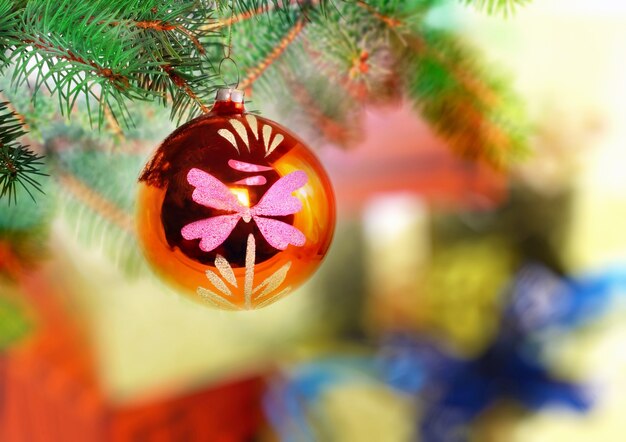 Boules de décoration de Noël et nouvel an sur sapin.