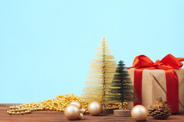 Boules de décoration de Noël sur planche de bois
