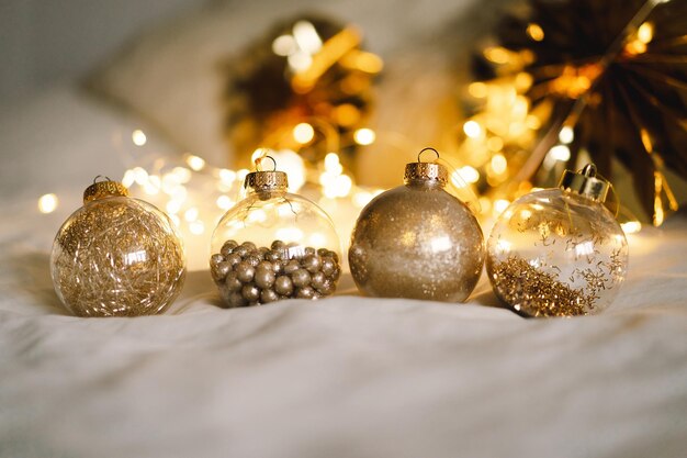 Boules et décorations dorées de Noël