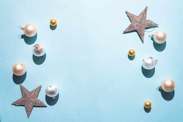 Boules de décorations de Noël mates et blanches brillantes sur fond bleu