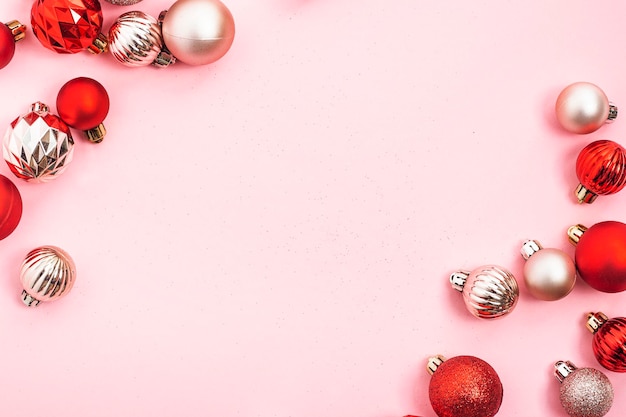 Boules Décoratives, Espace Vide Pour Le Texte Sur Fond Rose. Vue De Dessus, Mise à Plat.