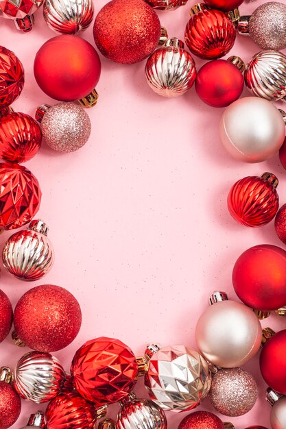 Boules décoratives, espace vide pour le texte sur fond rose. Vue de dessus, mise à plat.