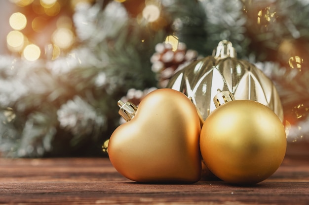 Boules décoratives de Noël contre pin floue