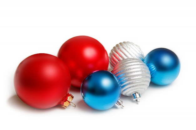 Boules décoratives de Noël sur fond blanc.