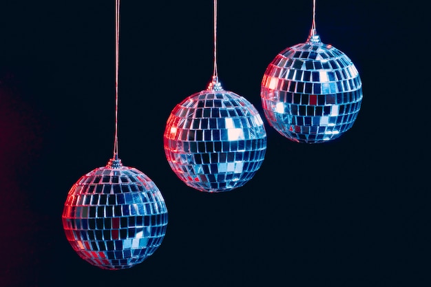 Boules Disco étincelantes Suspendues Dans Les Airs Sur Fond Noir