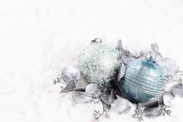 Boules douillettes de Noël doré avec fond de laine.