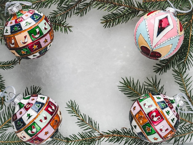 Les boules du Nouvel An et de Noël se trouvent sur la table