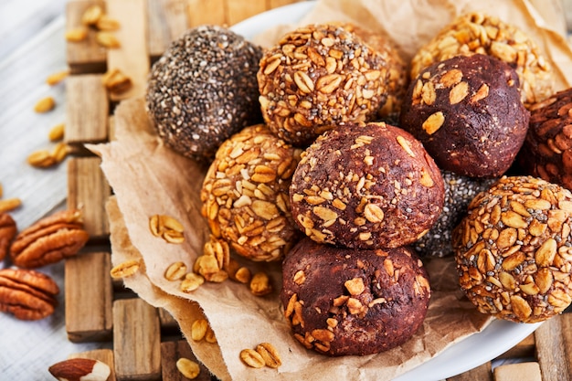 Boules énergétiques biologiques saines avec muesli, noix, cacao, chia et miel