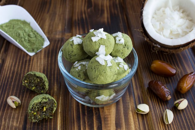 Boules énergétiques à la poudre de matcha, pistaches et noix de coco