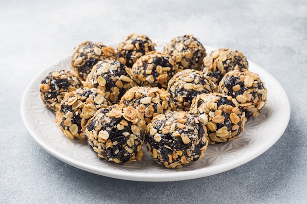 Boules énergétiques saines composées de fruits secs et de noix avec du gruau et du muesli