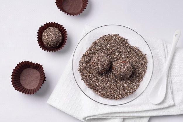 Boules d'énergie de bonbons avec des graines de chia sur une plaque de verre