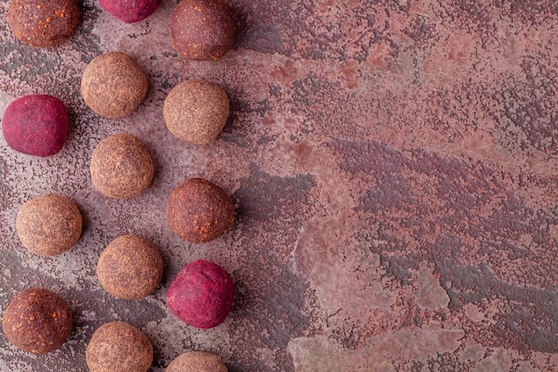 Boules d'énergie de cacao cru végétalien cru coloré mensonge