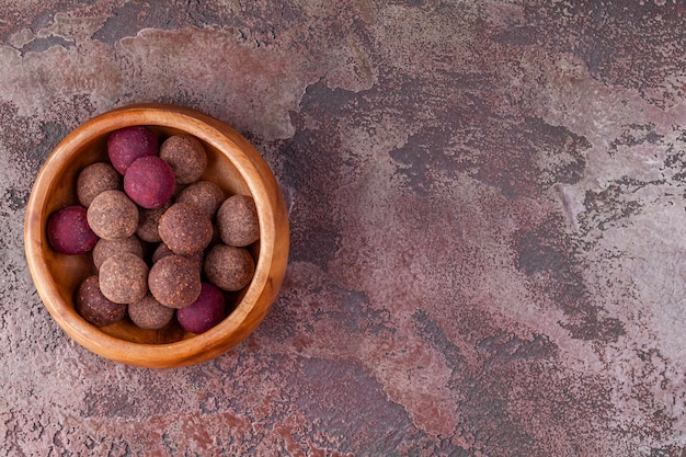 Boules D'énergie Cacao Vegan Cru Fait Maison Dans Un Bol En Bois