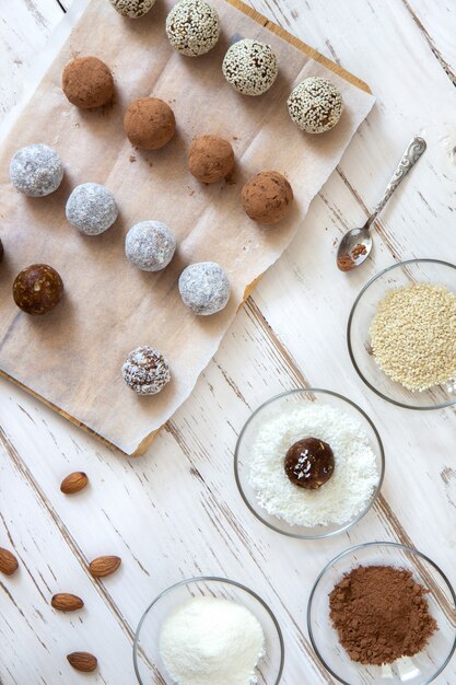 Boules d'énergie de cuisson sur un blanc