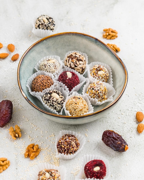 Photo boules d'énergie saines faites de fruits secs et de noix aliments sains