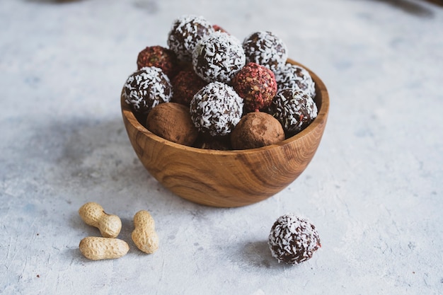 Boules d'énergie sur une table lumineuse bol bonbons sains faits maison