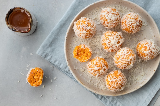 Boules d'énergie végétaliennes aux abricots secs et dessert cru sain à la noix de coco