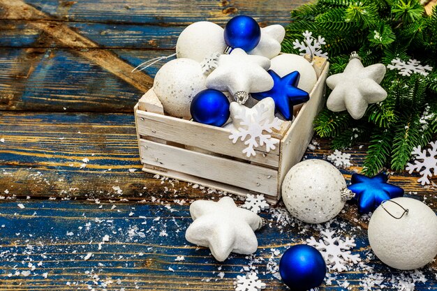 Boules et étoiles de Noël blanches et bleues, branches de sapin et flocons de neige. copie espace