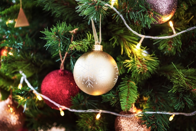 Boules de fête sur un arbre de Noël