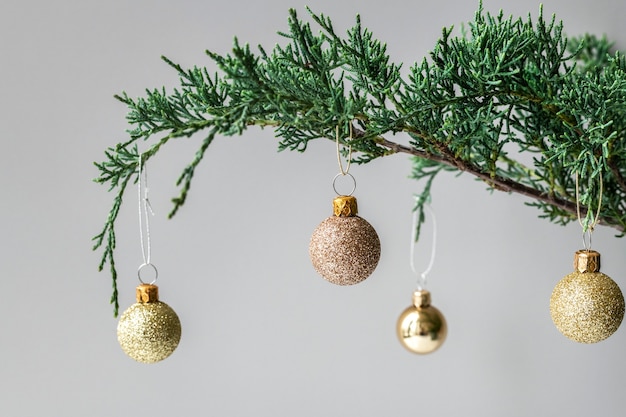 Boules de fête dorées sur un arbre de Noël