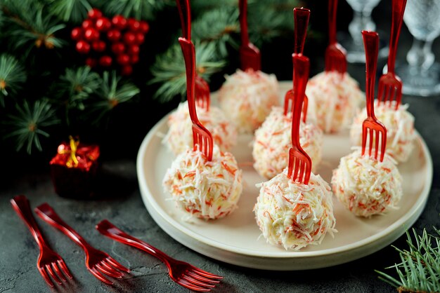 Les Boules De Fromage En Copeaux De Crabe Sont Une Collation Traditionnelle Russe Pour Les Fêtes De Noël Et Du Nouvel An.