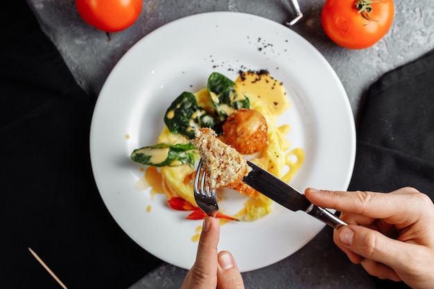 Boules de fromage dans la sauce.