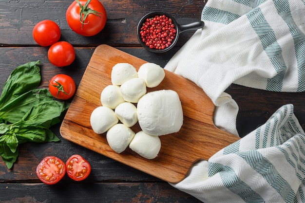 Photo boules de fromage mozzarella avec feuilles de basilic frais et tomates cerises