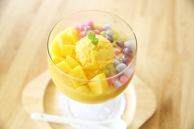 Boules de fruits à la crème glacée à la mangue