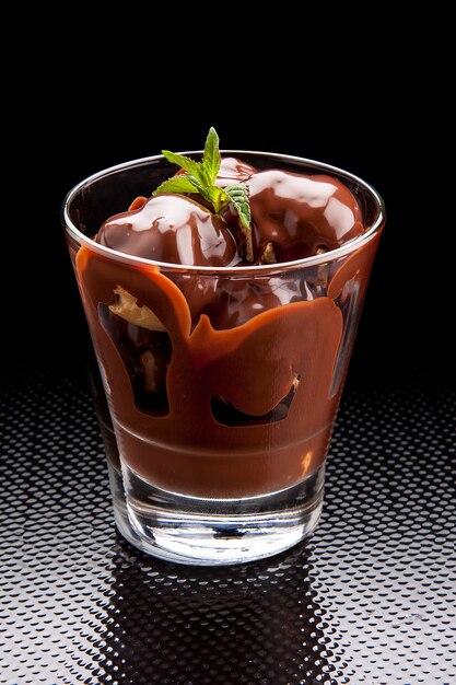 Photo boules de glace au chocolat dans un verre