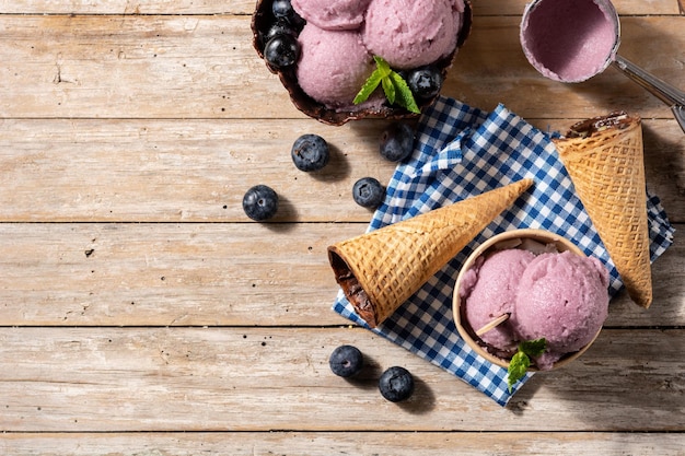 Boules de glace aux myrtilles