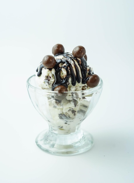 Boules de glace avec boules de chocolat et sirop