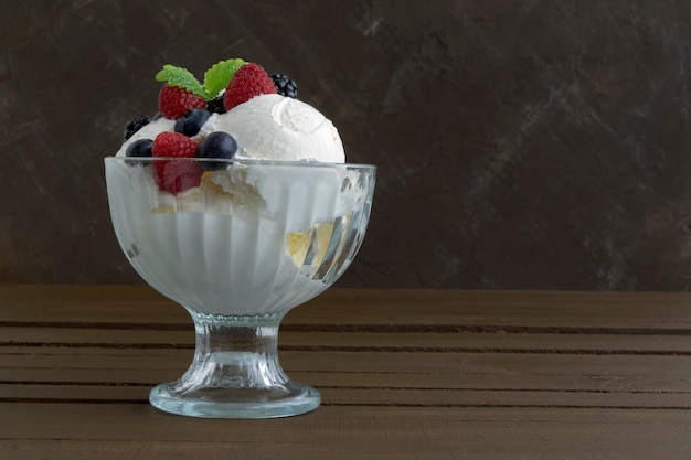 Boules de glace dans un vase en verre.