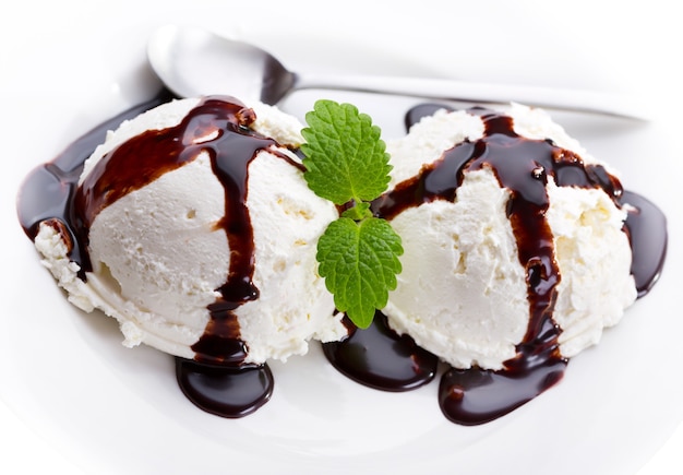 Boules de glace à la vanille avec du chocolat sur une assiette