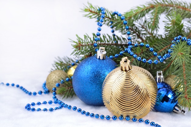 Boules et guirlande de Noël sur une branche d'épinette pour la décoration