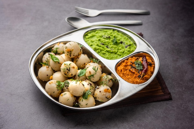 Boules d'Idli douces et spongieuses ou goli paresseusement avec chutney vert et rouge recette de cuisine indienne du sud