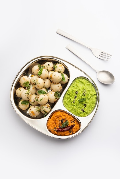 Boules d'Idli douces et spongieuses ou goli paresseusement avec chutney vert et rouge recette de cuisine indienne du sud