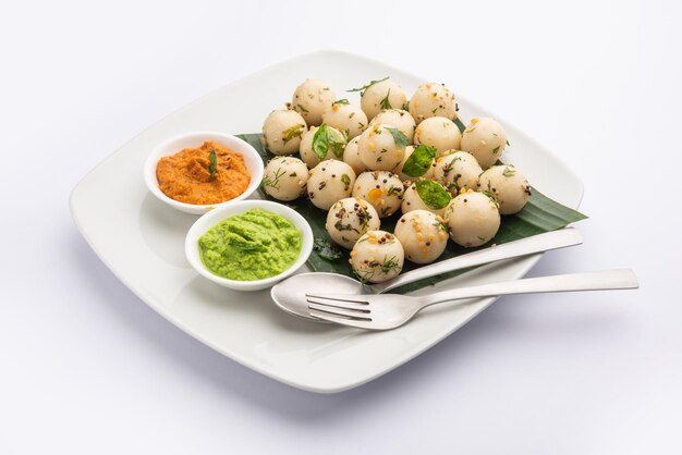 Boules d'Idli douces et spongieuses ou goli paresseusement avec chutney vert et rouge recette de cuisine indienne du sud