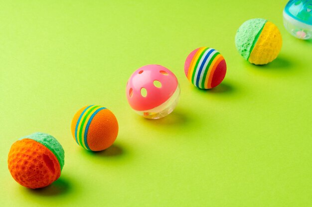 Des boules de jouets colorés sur fond vert