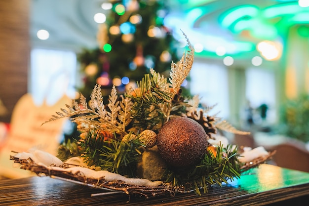 Boules de jouets de Noël et branches de sapin sur la table